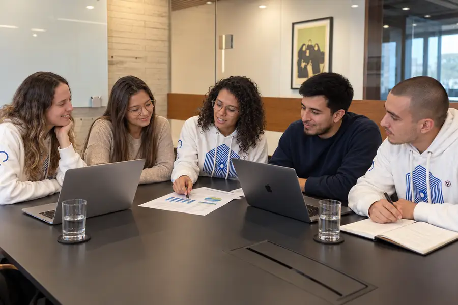 Equipo de CarbonBox revisando resultados de una huella de carbono